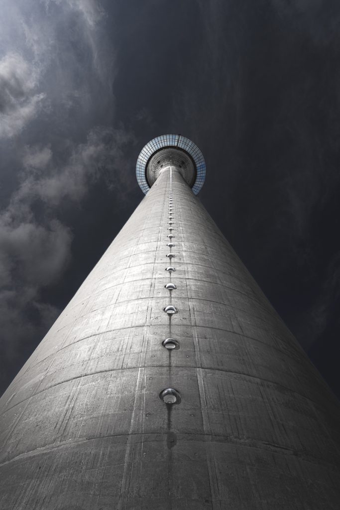Vue rapprochée de la tour mythique de Düsseldorf
