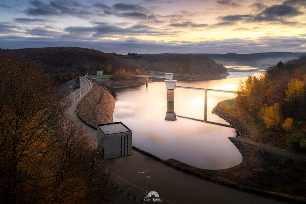 Le barrage de la Gileppe lors du lever du jour