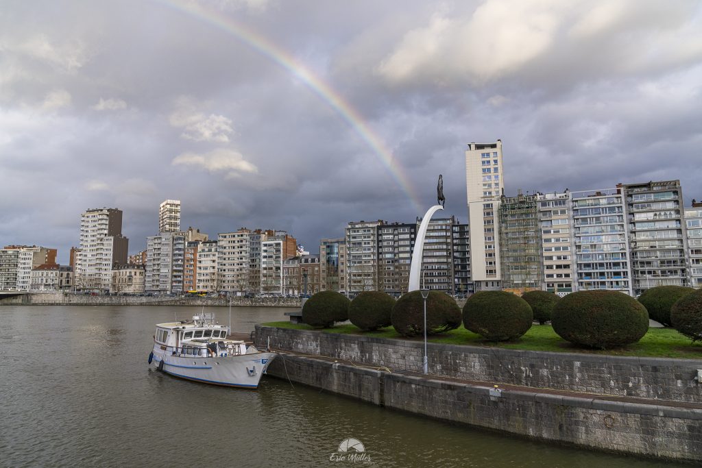Stage photo à Liège de nuit avec un arc en ciel