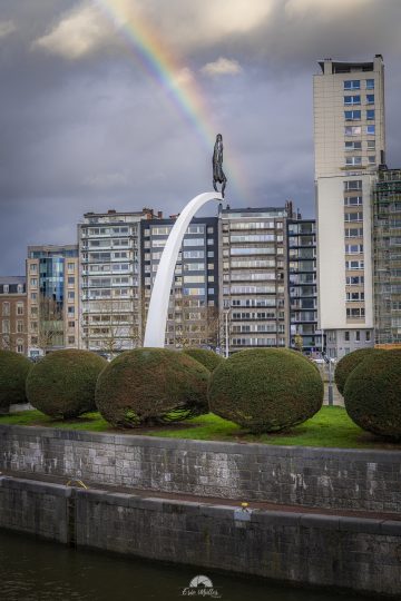 Stage photo à Liège de nuit avec un arc en ciel